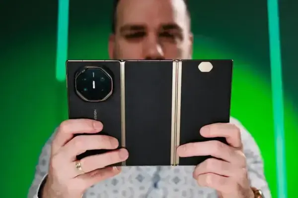 Huawei Mate XTs tenta ofuscar o Galaxy Z com preço mais acessível