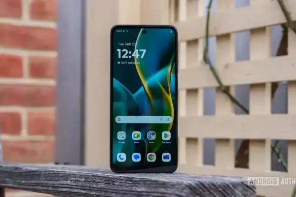 Motorola Moto G 2025 é eleito o pior celular Android de agosto