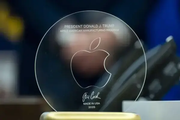 Tim Cook presenteia Donald Trump com um presente especial em evento na Casa Branca