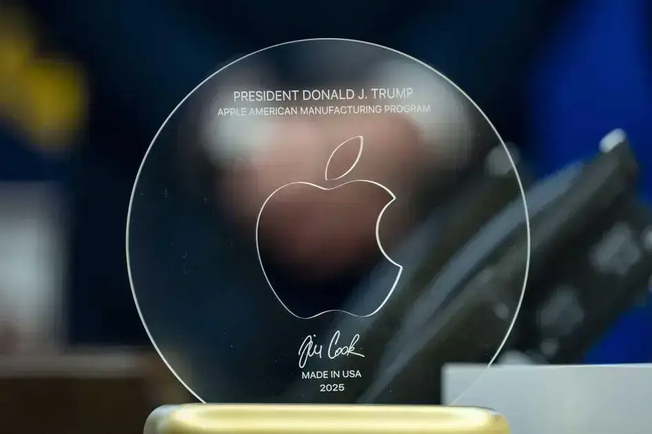 Tim Cook presenteia Donald Trump com um presente especial em evento na Casa Branca