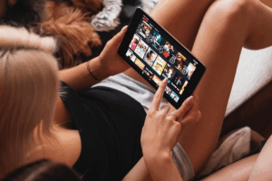 Aprenda idiomas com filmes: imersão divertida e eficaz