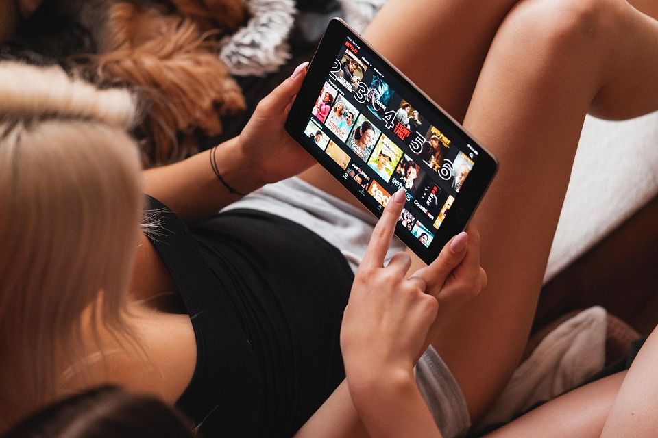 Aprenda idiomas com filmes: imersão divertida e eficaz