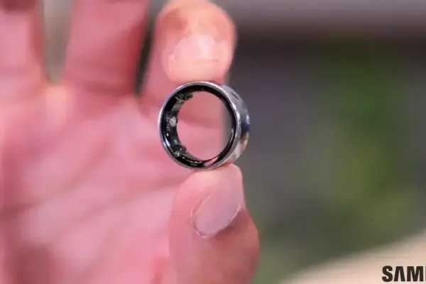 Cuidado: anel Galaxy Ring preso no dedo por bateria inchada