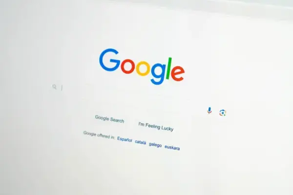 Decisão Judicial Protege Android e Chrome, Mas Impõe Limites à Google
