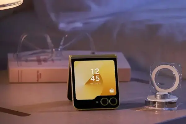 Galaxy Z Flip 6 ganha acesso ao Gemini no display externo com One UI 8