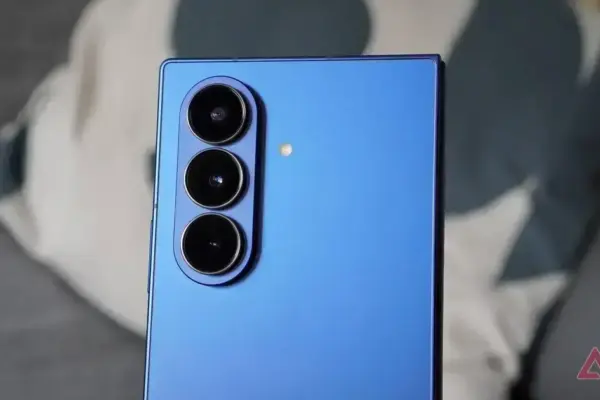 Galaxy Z Fold 7 enfrenta novas reclamações de pintura descascando