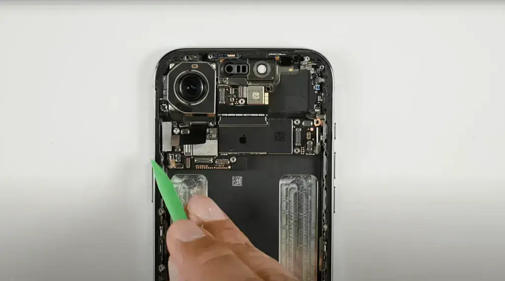 iPhone Air 2025: Um Teardown Surpreendentemente Fácil de Reparar 1 iPhone Air 2025: Um Teardown Surpreendentemente Fácil de Reparar