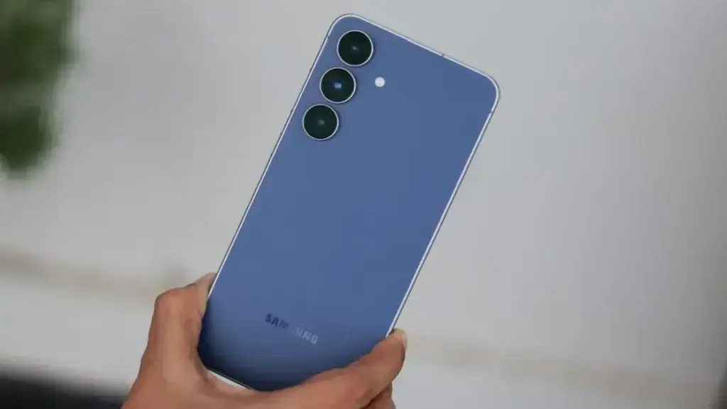 Primeira atualização do Galaxy S25 FE traz cotações de ações no Now Bar