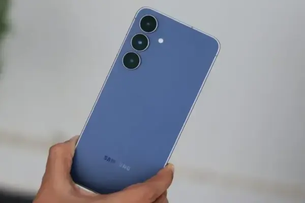 Primeira atualização do Galaxy S25 FE traz cotações de ações no Now Bar