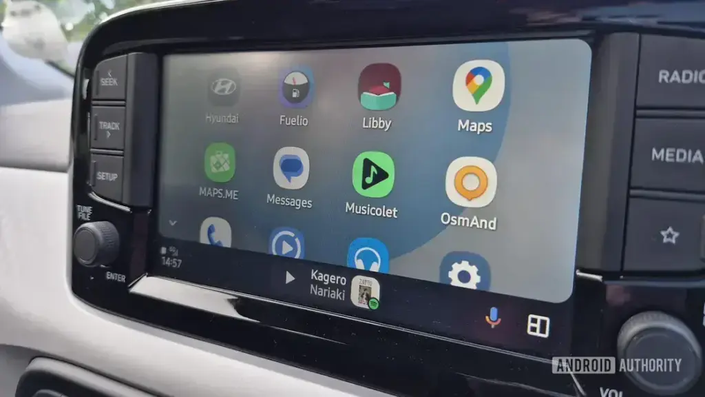 GM asegura que Android Auto e Apple CarPlay seguem disponíveis — por enquanto
