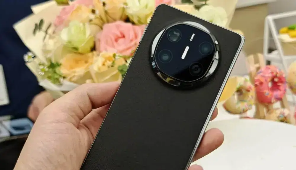 Huawei Mate X7: Cores Elegantes e Inovações no Smartphone Dobrável