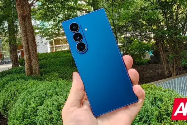 O que há de novo nos smartphones dobráveis: Galaxy Z Fold 7 e Motorola Razr Ultra 2025