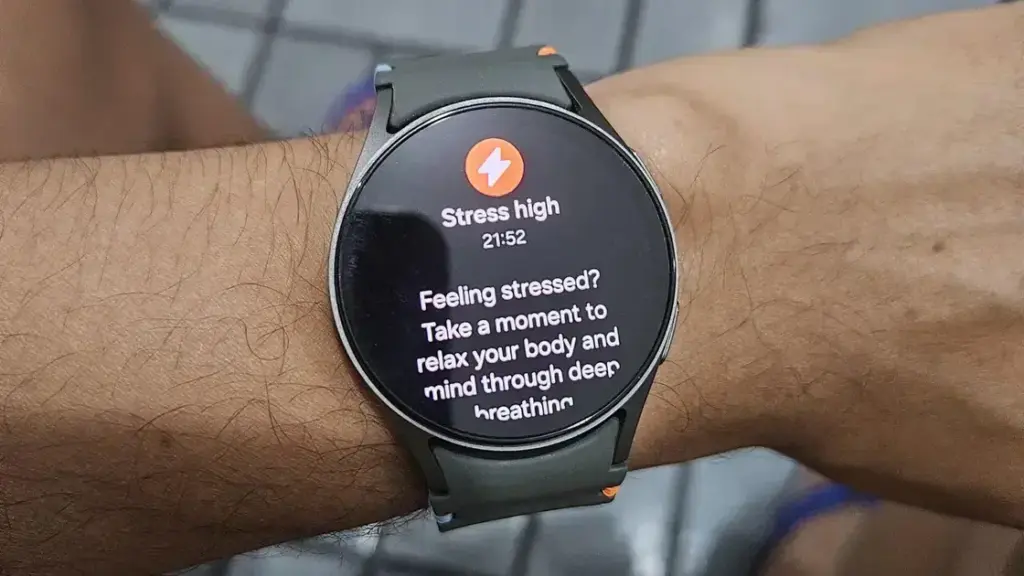 Galaxy Watch enfrenta problemas com notificações de estresse após atualização One UI 8
