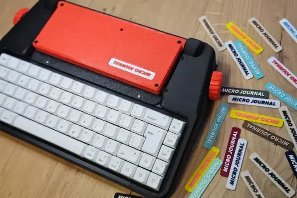 Micro Journal Rev.2.1: teclado mecânico completo e display flip-up para escrita sem distrações