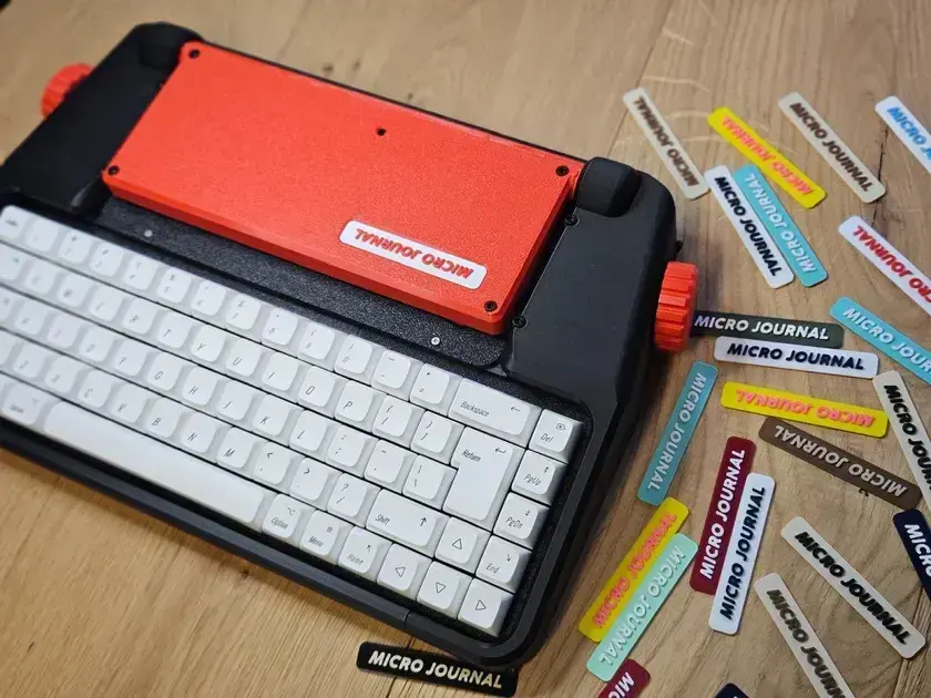 Micro Journal Rev.2.1: teclado mecânico completo e display flip-up para escrita sem distrações 1 Micro Journal Rev.2.1: teclado mecânico completo e display flip-up para escrita sem distrações