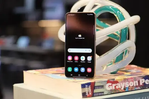 O Compakt King: Por que o Galaxy S22 ainda brilha em 2025