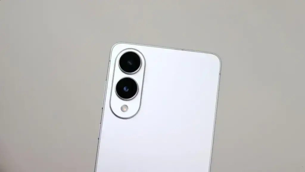 O design da câmera do Galaxy S25 Edge e sua polêmica expressão de estilo