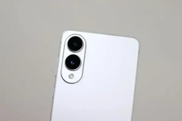 O design da câmera do Galaxy S25 Edge e sua polêmica expressão de estilo