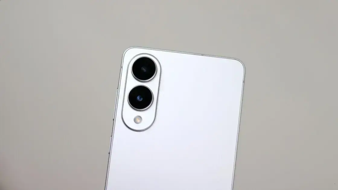O design da câmera do Galaxy S25 Edge e sua polêmica expressão de estilo