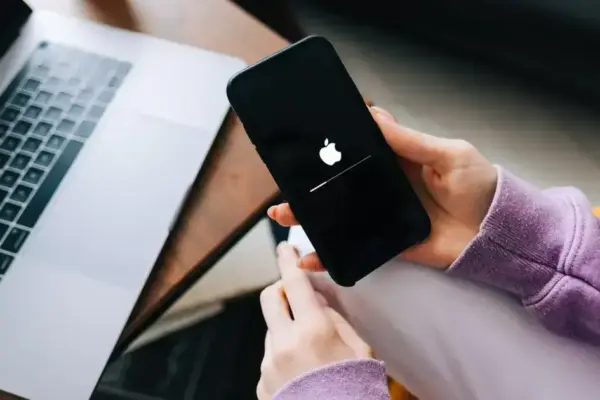 Atualize para iOS 26.2 e proteja seu iPhone contra golpes no FaceTime