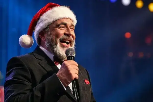 Bowen Yang se despede do SNL em emocionante performance de Natal