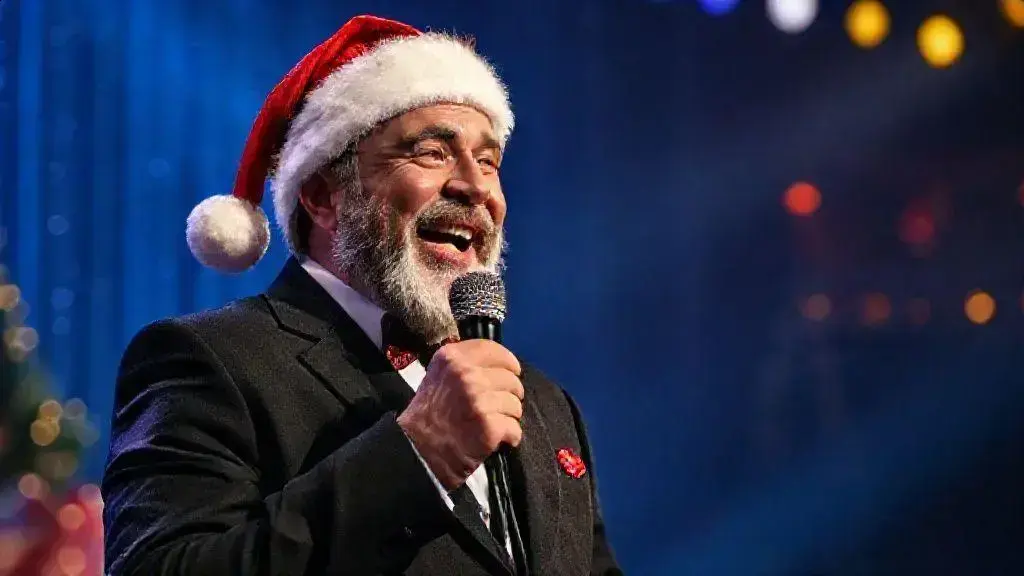 Bowen Yang se despede do SNL em emocionante performance de Natal