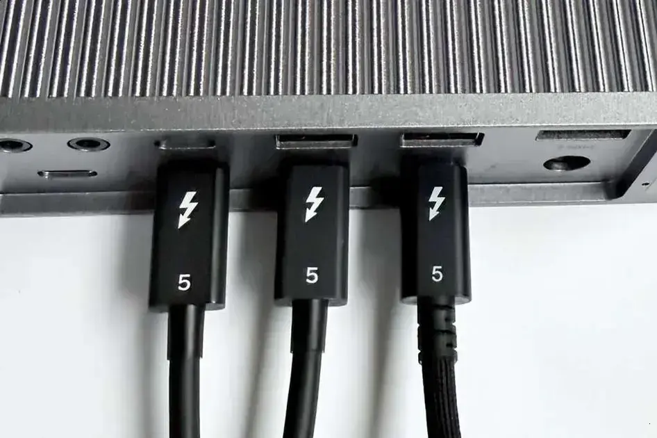 CalDigit lança primeiro cabo Thunderbolt 5 branco para Macs e iPhones