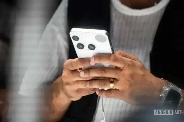 Como o "smartphone pinky" pode afetar sua saúde ao usar celulares