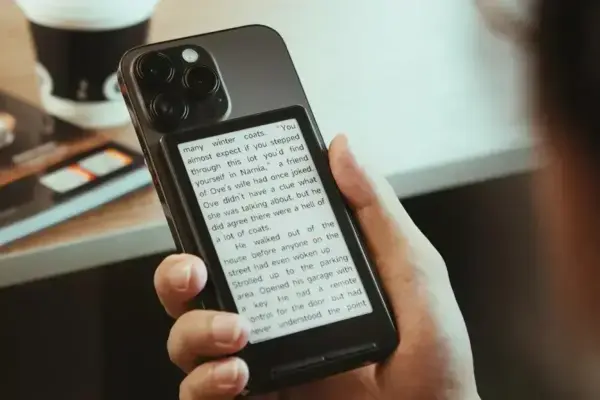 Conheça o Xteink X4: eReader compacto que gruda no seu smartphone por apenas $69