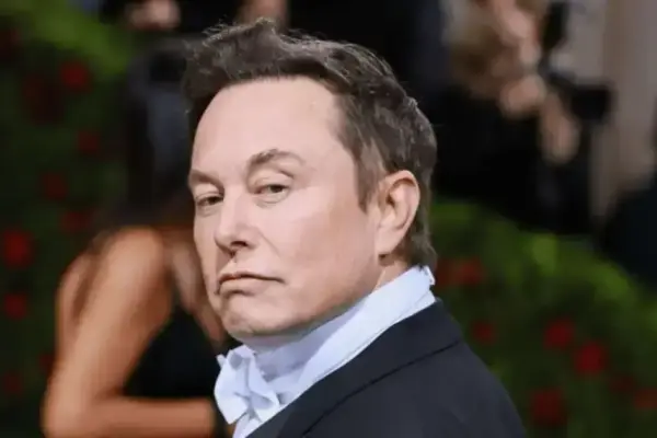 Elon Musk reage a multa de €120 milhões da UE e pede fim da União Europeia