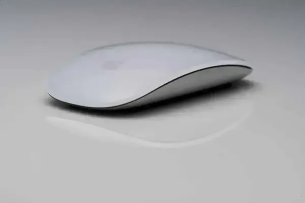 Magic Mouse: Entre a Elegância e a Ergonomia