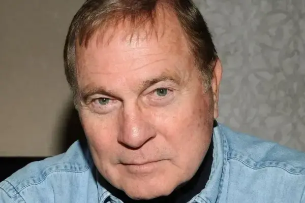 Morre Gil Gerard, ícone de Buck Rogers, aos 82 anos
