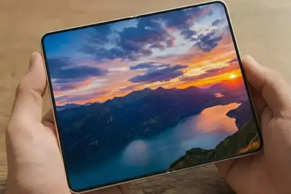 O embate entre Samsung Wide Fold e iPhone Fold em novas renders