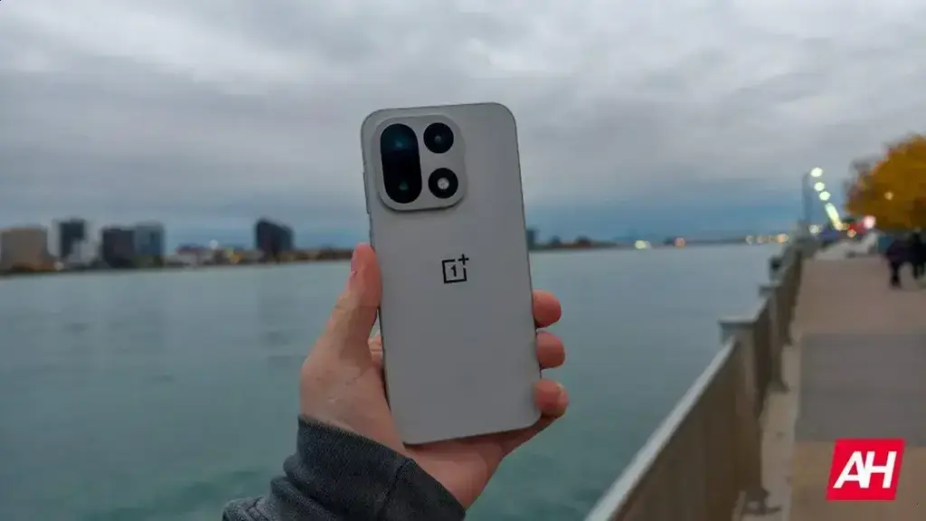OnePlus 15: Atualização Resolve Problemas de Superaquecimento e Melhora Performance