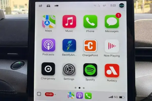 Por que a Rivian rejeita o CarPlay e aposta na sua própria tecnologia?