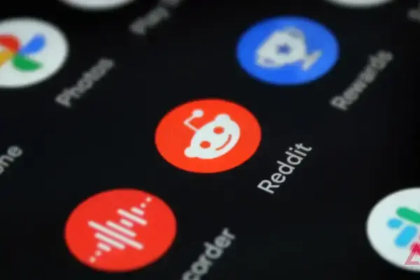 Reddit inicia testes para novos perfis verificados em sua plataforma