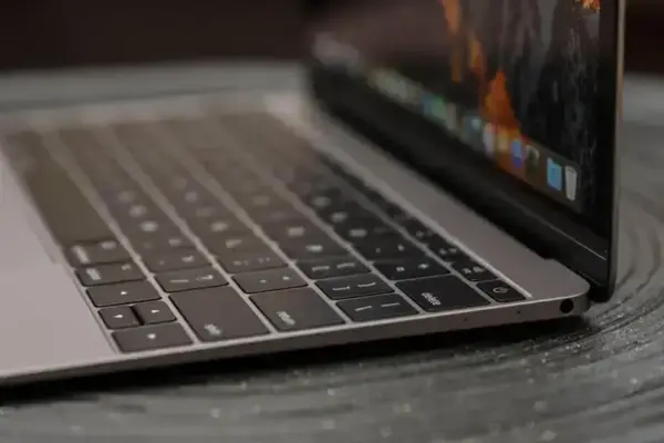 Apple MacBook com chip A18 Pro promete ser acessível e eficiente