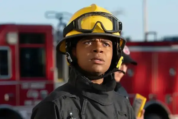Elijah M. Cooper fala sobre a inclusão de Harry na equipe de bombeiros