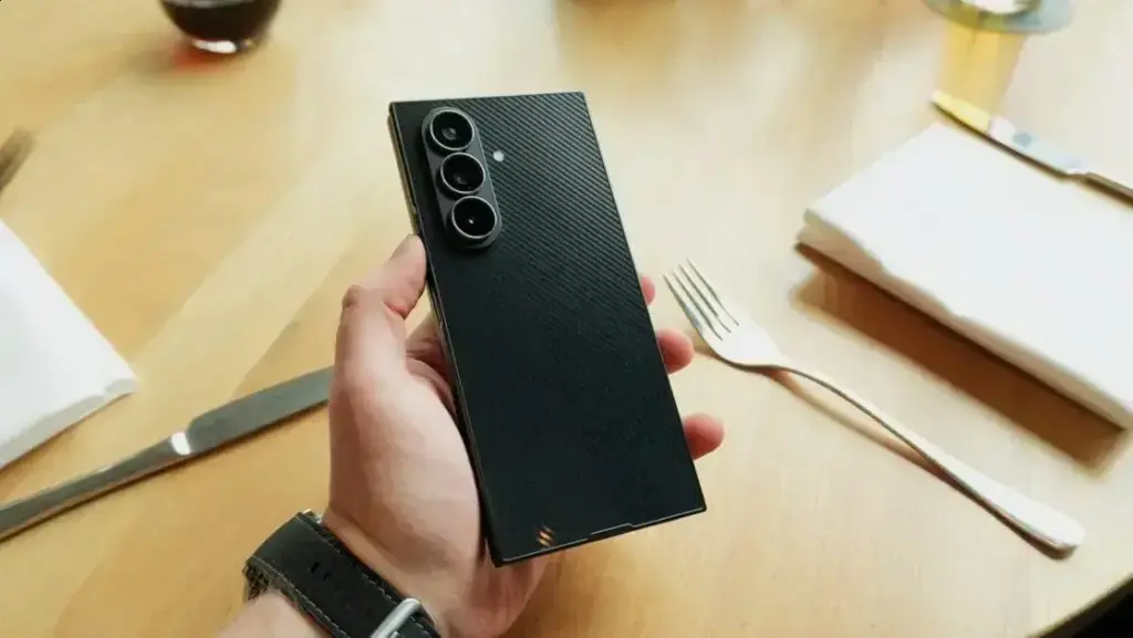 Galaxy Z TriFold: O Futuro do Smartphone em Suas Mãos