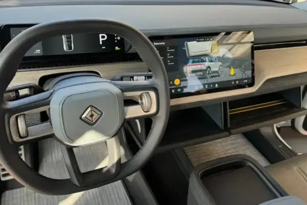 Rivian confirma parceria contínua com a Apple apesar da ausência de suporte ao CarPlay