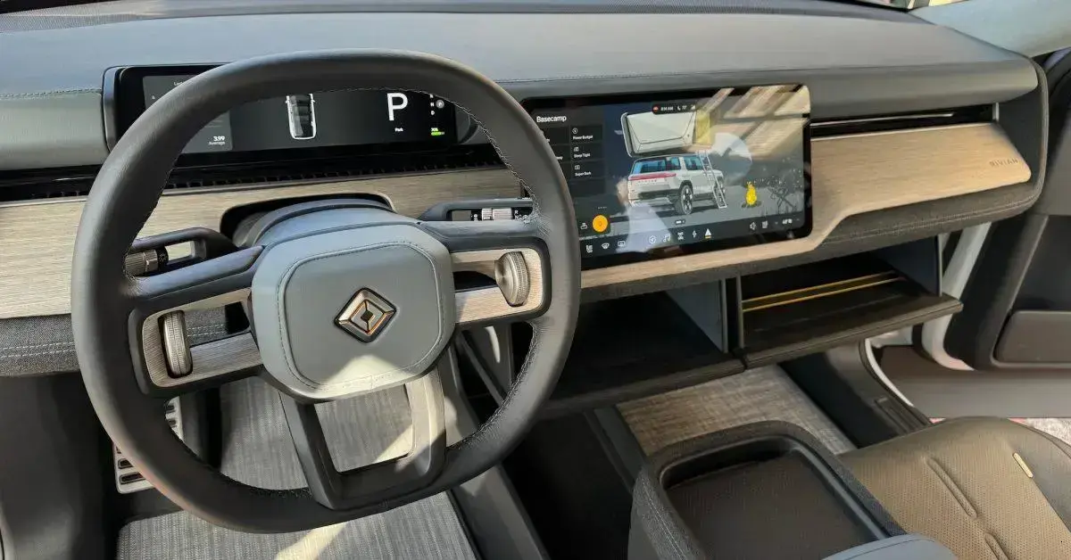 Rivian confirma parceria contínua com a Apple apesar da ausência de suporte ao CarPlay
