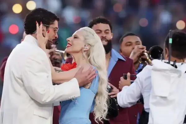 Bad Bunny faz história e brilha no Halftime Show do Super Bowl LX