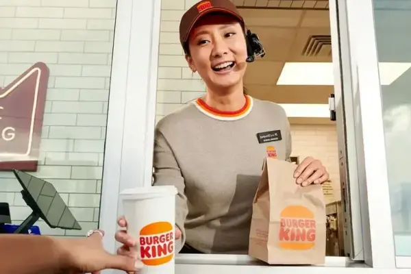 Burger King testa headsets de inteligência artificial para monitorar funcionários