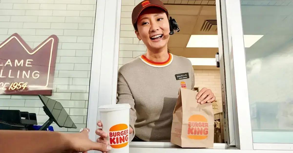 Burger King testa headsets de inteligência artificial para monitorar funcionários