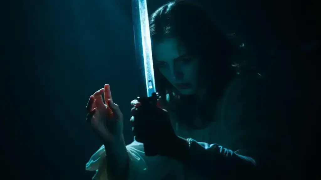 Jeanine Mason brilha como Luz na nova temporada de Cross