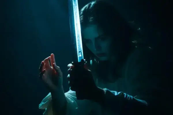 Jeanine Mason brilha como Luz na nova temporada de Cross