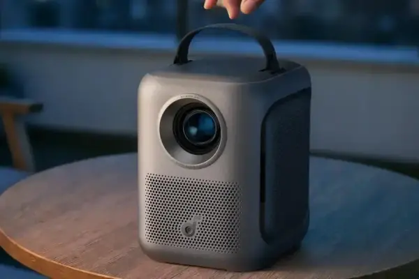 Aproveite o preço recorde do projetor inteligente Soundcore Nebula P1i