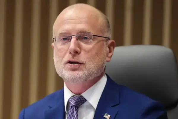 Brendan Carr Celebra Vitória de Trump na Batalha Contra a Mídia