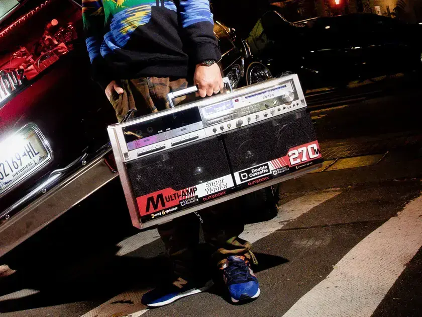 Bumpboxx BB-777: O Boombox Retro Que Revoluciona o Áudio 1 Bumpboxx BB-777: O Boombox Retro Que Revoluciona o Áudio