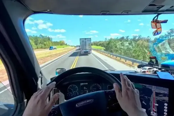 Caminhoneiro cria cabine de SimRacing para vencer o tédio da estrada